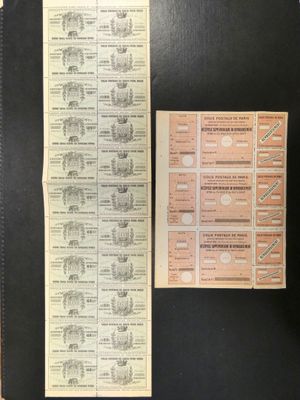 un gros plan d'un passeport et d'un billet posés sur une table
