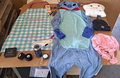 une peluche posée sur une table, à côté d'autres objets