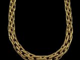 un collier à chaîne en or sur fond noir