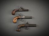 trois vieux revolvers sur fond noir