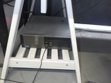 un ordinateur posé sur une échelle blanche