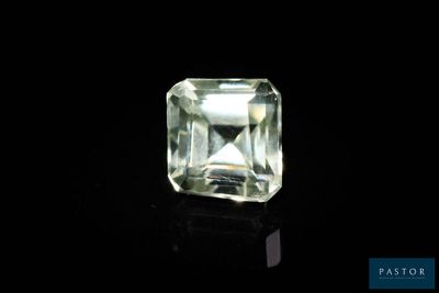 un diamant taille émeraude sur un fond noir