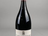 la bouteille de vin rouge est posée sur la table