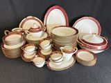 de nombreux types de plats et de tasses sur la table