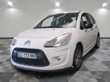 la petite voiture blanche est garée sur un sol en damier