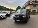une camionnette noire garée sur un parking devant un immeuble