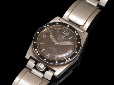 une montre posée sur une surface noire