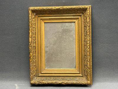 Beau cadre en bois et stuc doré à frises de lauriers et d'ac…