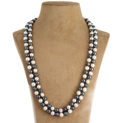 gros plan d'un collier sur un mannequin mannequin