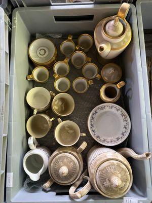 plusieurs tasses et soucoupes rangées ensemble dans une boîte