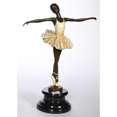 Une statue représentant une femme en tutu se dresse sur un socle.