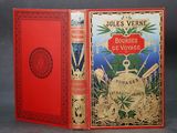 un vieux livre à la couverture rouge posé sur une table