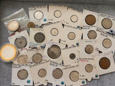 quelques vieilles pièces de monnaie sont posées les unes à côté des autres sur une table