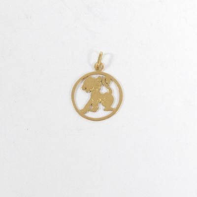 un pendentif en or représentant un homme et une femme à l'intérieur d'un cercle
