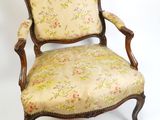 une chaise à l'ancienne avec une assise rembourrée à motifs floraux
