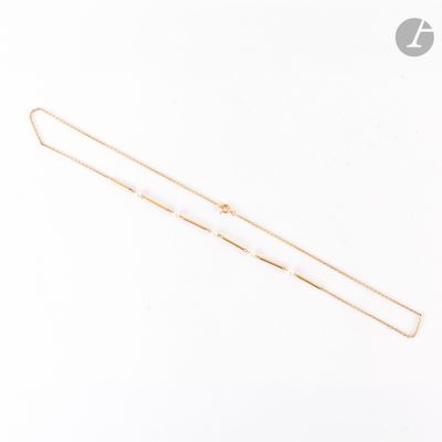 une paire de ciseaux plaqués or sur fond blanc