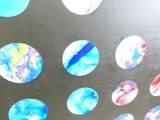 un réfrigérateur noir sur lequel sont accrochés tout un tas d'aimants colorés