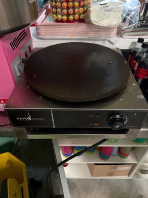 une casserole posée sur une cuisinière dans une cuisine