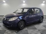 la photo d'une voiture bleue garée dans un garage