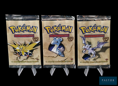 trois paquets de cartes à collectionner Pokémon sur fond noir