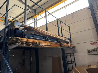 une pièce avec beaucoup de cartons et des cartons sur le sol