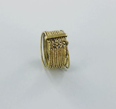 une image représentant une bague en or ornée d'un motif tressé