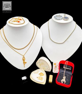 deux colliers, une bague, un écrin à bague et d'autres bijoux exposés