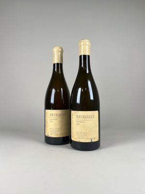 deux bouteilles de vin posées l'une à côté de l'autre sur une table