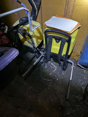 un vélo et une chaise dans une pièce aux murs jaunes