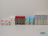 de nombreux types de produits de soins de la peau alignés sur une étagère