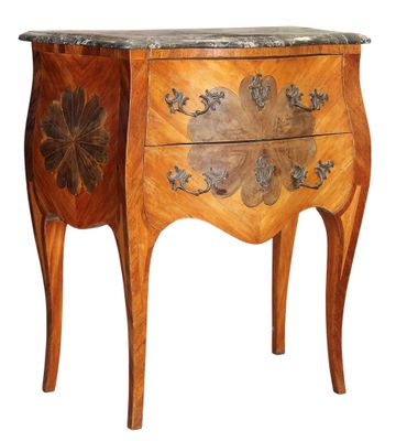 une image d'une commode en bois avec un plateau en marbre