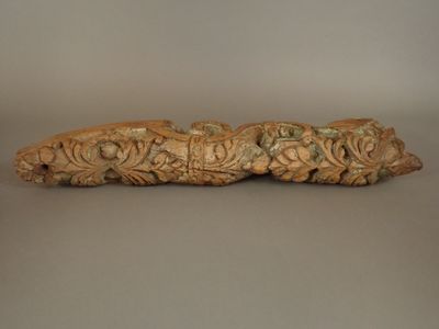 une image représentant un objet sculpté sur une surface grise