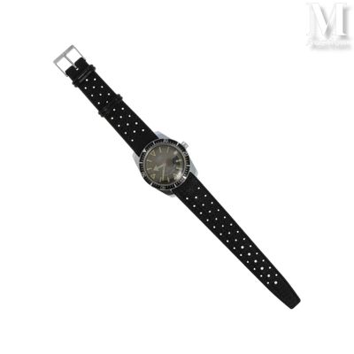 un gros plan d'une montre sur un fond blanc avec un fond blanc