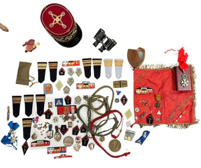 MILITARIA, lot comprenant un Kepi, badges, Médaille en argent "Institu - Photo 1