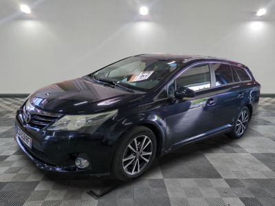 une photo d'une Toyota Venza noire garée dans un garage