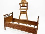 un lit en bois surmonté d'une chaise haute