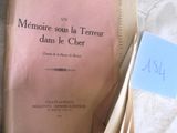 un livre posé sur un lit, avec un mot accroché dessus