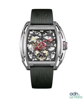gros plan d'une montre sur fond blanc avec un bracelet noir