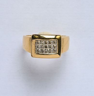 Bague en or 18K (750/oo) , le plateau rectangulaire orné de …