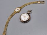 une image représentant une montre en or à laquelle est attachée une chaîne