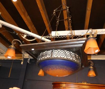 un lustre suspendu au plafond d'un restaurant