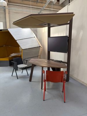une petite table avec une chaise rangée dessous, dans une pièce