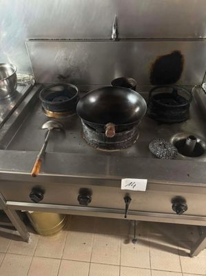 les casseroles et les poêles sont sur la cuisinière, dans la cuisine