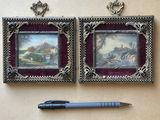 deux photos accrochées au mur, avec un stylo à côté