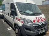une camionnette blanche garée dans un parking