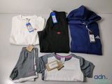 un tas de vêtements comprenant un sweat à capuche, un pantalon et un t-shirt