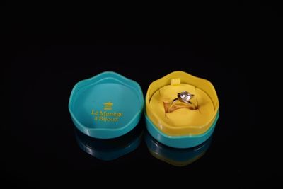 une boîte jaune et bleue contenant une bague en diamant