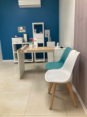 un bureau et une chaise dans une pièce aux murs bleus