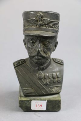 statue représentant le buste d'un homme en uniforme militaire