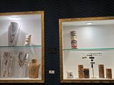 deux étagères en verre contenant divers objets